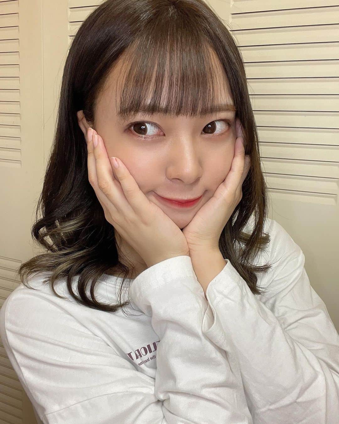 山田寿々のインスタグラム：「﻿ ﻿ 髪染めた〜🥰🥰﻿ ﻿ いつも @air_riko_yamamoto さんにお願いしています🧏‍♀️🤍🤍﻿ ありがとうございました( ｡- ̫ • )！﻿ ﻿ カラコンも可愛いのです(,,•﹏•,,)💗💗💗﻿ ﻿ ﻿ ﻿#カラコン #pr   ﻿ ﻿ ﻿ ﻿ ﻿ ﻿」