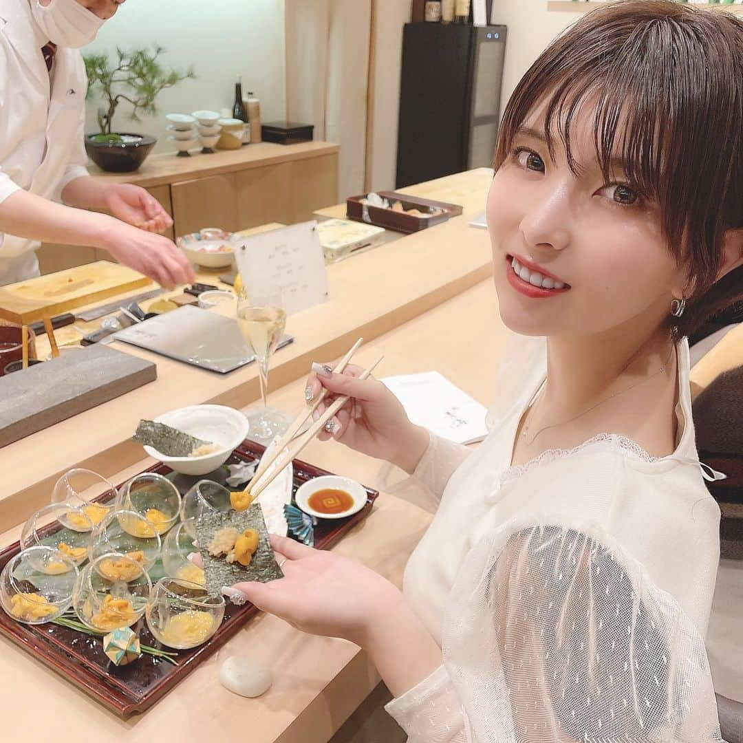 ききまるさんのインスタグラム写真 - (ききまるInstagram)「SUSHI🍣 . 青山の骨董通りにある　@sushi_oumi_aoyama に👏🏻 . 夢の雲丹の食べ比べ🥲❤️❤️［2枚目］ 幸せすぎー！ こんなに一度にウニ食べたことあったかな？藻塩との相性もバッチリ😭 . そのときのメニューにあった飲み物とかおすすめの食べ方をその都度大将が提案してくれて、最大限に美味しくいただけて大満足👏🏻✨ . . 幸せな時間をありがとうございました😊いろんな人におすすめしたいと心から思える素敵なお店と出会えました！ . カウンターだけじゃなくて、個室も7部屋あるからいろんな用途で利用しやすそう👏🏻 .  【 鮨 青海 青山店 】 📞050-5597-7425 📍東京都港区南青山5-8-5 Gビル南青山02 B1F . . #すし #寿司 #鮨青海 #表参道グルメ #表参道 #表参道ディナー #おすし #骨董通り #骨董通りグルメ #青海　#sushi #sushistagram #sushilovers #sushitime🍣 #sushilover #japanesefood #japanesefoods #ききまるグルメ  #グルメ好きな人と繋がりたい #グルメスタグラム #グルメ女子 #グルメ部 #グルメ巡り #東京グルメ #グルメ旅　#pr」3月24日 22時36分 - kikigram_97