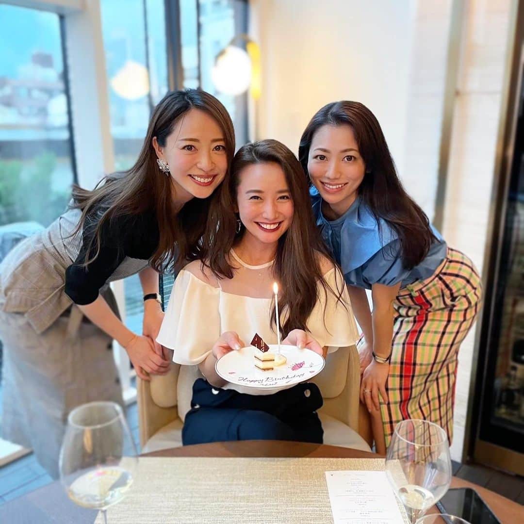 磯部奈央のインスタグラム：「Happy birthday Yui 🤍 . やーっとお祝いできた、1月生まれのゆいちゃんバースデー🎂 . もうほーんと楽しくて、居心地よくて、改めて大好きって思ったメンバー😆 笑いすぎて、お腹よじれたよ。 . もう10年以上お祝いしてる中だけど、ふたりは立派な美人社長になって✨ それぞれ大変なことはあるんだろうけど、集まると私たちの感じは当時から変わらないのが嬉しいなー😊 . いつもありがとう❤️❤️ おめでとう🎁 . . 娘は、パパと遊んでくれてたんだけど、なんとお昼寝しなかったと😳 睡眠が大事で、基本泣く時は眠いときだけで、わたしといる時は、毎回お昼12時前になると「寝させてくれ〜😫‼️」的な感じなのに、この日はお昼寝しないでいい子に一緒に遊んでたっていうから驚き😳どういうこと🤔？笑笑 . . . #birthday #お誕生日会 #おめでとう #仲良し #旧友」