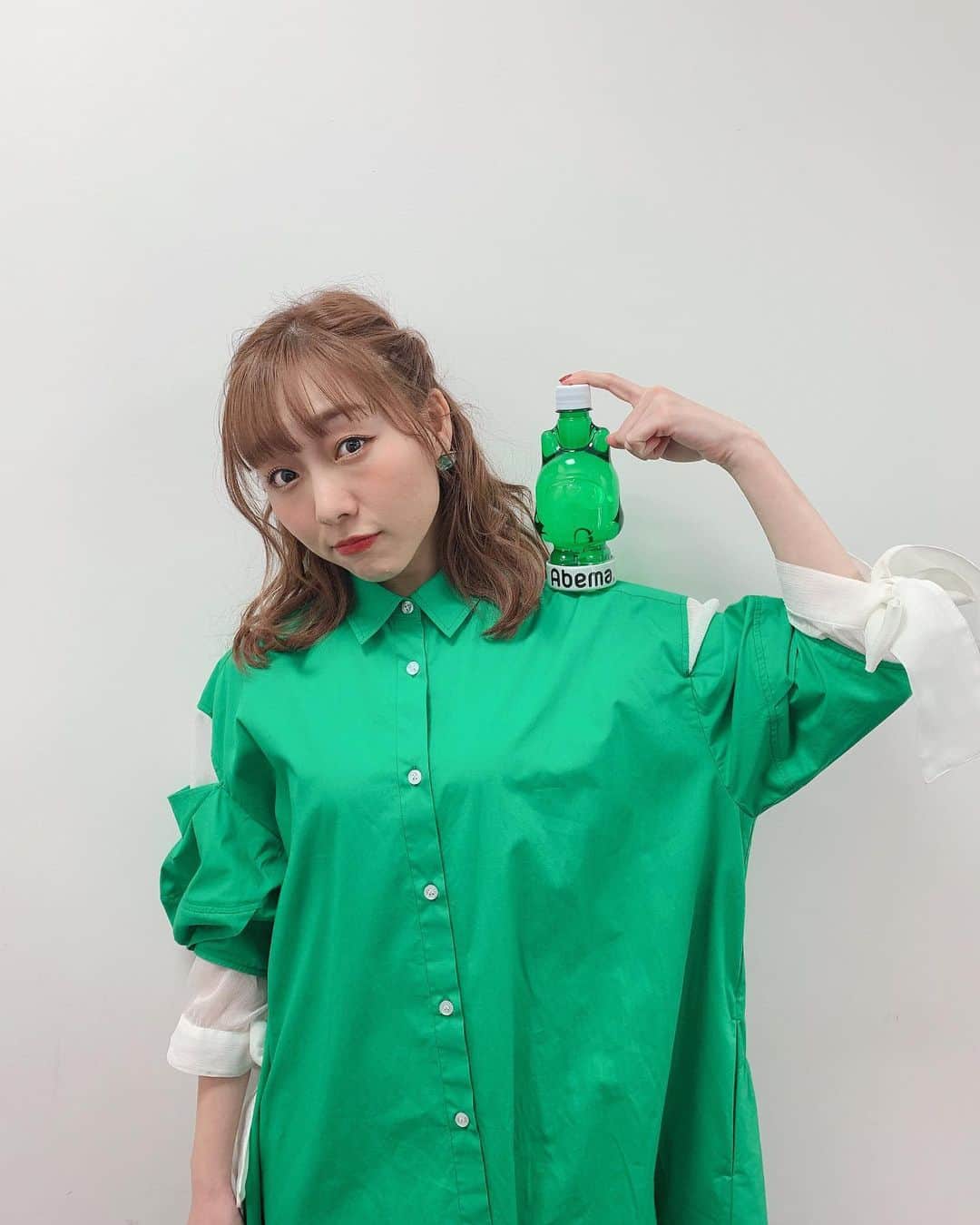 須田亜香里さんのインスタグラム写真 - (須田亜香里Instagram)「写真はアベマ‬くんと。 服が同じ色すぎたよ🤓 だから2枚目は‪‪アベマくんの顔真似。  ‪ABEMA‬さんには本当にお世話になっていますね。 4月10.11日の日本ガイシホールでのSKE48のコンサートも‪ABEMA‬さんで独占配信あるので、興味があるよー！って方はぜひぜひ🌷 特別な特典が当たったり、会場に来られる予定の方にも朗報があったり。です☺️ （※その日は都合が合わない！という方にもハッピーな情報がありますよー！）  有難いことに今週盛りだくさんなのでスケジュールまとめました🙏💓  ↓↓↓↓↓  3月24日(水) ■‪ABEMA‬ 23:00〜 【#チャンスの時間】 ノブさんの楽屋挨拶企画、強烈でした🃏 #須田亜香里衣装  3月25日(木) ■テレ朝動画 17:00〜 【#WAGEI】 1本目は期間限定でYouTubeにも上がっています🎎  ■テレビ愛知 21:54〜 【#須田亜香里のアクティブシニアの星】 locipoにて配信あります🌼  3月26日(金) ■フジテレビ 12:00〜 【#バイキングmore】生放送です🌈  3月27日(土) ■‪ABEMA BOATRACE TOWN 知識で争う波乗王 14:30〜 ‪ABEMA‬にて生放送です🌊  3月28日(日) ■中日新聞コラム連載 【#てくてく歩いてく】  ■メ〜テレ 15:20〜 【#ドデスカ】特番！ 犬山から生中継します🌸  ■‪ABEMA‬ ＆ テレビ朝日 【#熱闘mリーグ 】 今週もMリーガーさんがスタジオに😍  . .」3月24日 22時44分 - akarisuda