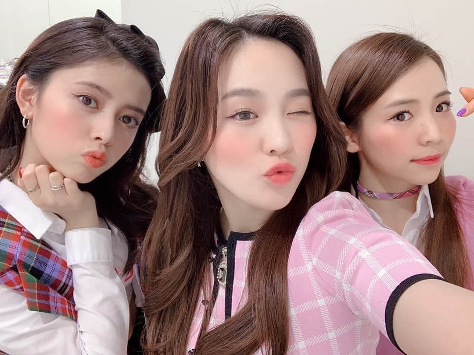 NiziUさんのインスタグラム写真 - (NiziUInstagram)「Premium Musicは見て頂けましたか⁈🥰🥰🥰 Poppin' Shakin' 初披露！！ 一緒に踊ってくれた人〜〜🙋🏻‍♀️🙋🏻‍♀️🙋🏻‍♀️❤ ————————————————————🌈 Premium Music 보셨나요?!🥰🥰🥰 Poppin' Shakin' 첫 퍼포먼스!! 어땠어요~~?🙋🏻‍♀️🙋🏻‍♀️🙋🏻‍♀️❤️  #niziu #withu #🐣」3月24日 23時12分 - niziu_artist_official