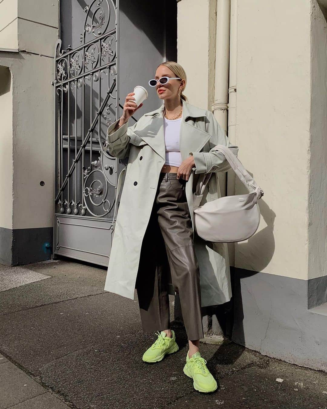 レオニー・ハンネさんのインスタグラム写真 - (レオニー・ハンネInstagram)「Likes a good coffee, loves a good fit @zalando 💚 Anzeige/Ad #zalandostyle #getthelook」3月24日 23時13分 - leoniehanne