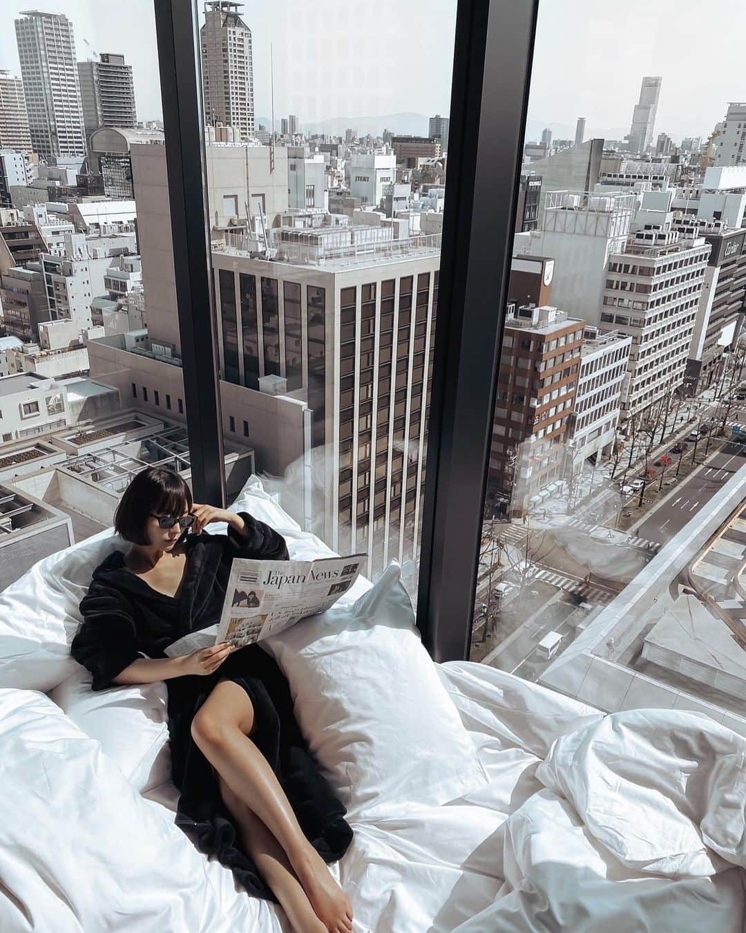 青田夏奈のインスタグラム：「﻿ ＿＿＿＿＿＿＿＿﻿ 𝐼𝑠 𝑡ℎ𝑖𝑠 𝑁𝑌 ?🗽﻿ ￣￣￣￣￣￣￣￣﻿ ﻿ 日本初上陸の"W Hotels" ﻿ 大阪.ミナミにのど真ん中にNYっぽい写真が撮れる﻿ ホテルができました❤︎﻿ ﻿ 斜め後ろに見えるビルがとんがってないエンパイアステートに見える気がするのはやっぱり私が海外行きたすぎるせいでしょうか？🥲笑﻿ ﻿ 今回宿泊したマーベラススイートはリビング・﻿ 寝室・洗面全て全面窓で光の回り方が心地良い﻿ 広めのお部屋🗝﻿ ﻿ 27階建ての13階だったので﻿ もっと高層階が良かったーって最初思ったけど﻿ 結果このお部屋で色々よかった💭﻿ ﻿ ちなみにWのバスローブはブラックのふわふわ系です❤︎﻿ ﻿ ﻿ ﻿ ⚑. 𝑊  𝑂𝑆𝐴𝐾𝐴﻿ ￣￣￣￣￣￣￣￣￣￣￣￣￣￣￣﻿ account / @wosakahotels﻿ room no / #1302﻿ room type / Marvelous Suite Room﻿ direction / 角部屋・全面窓・東向き＆南向き﻿ ﻿ ﻿ ﻿ ﻿ #wosaka」