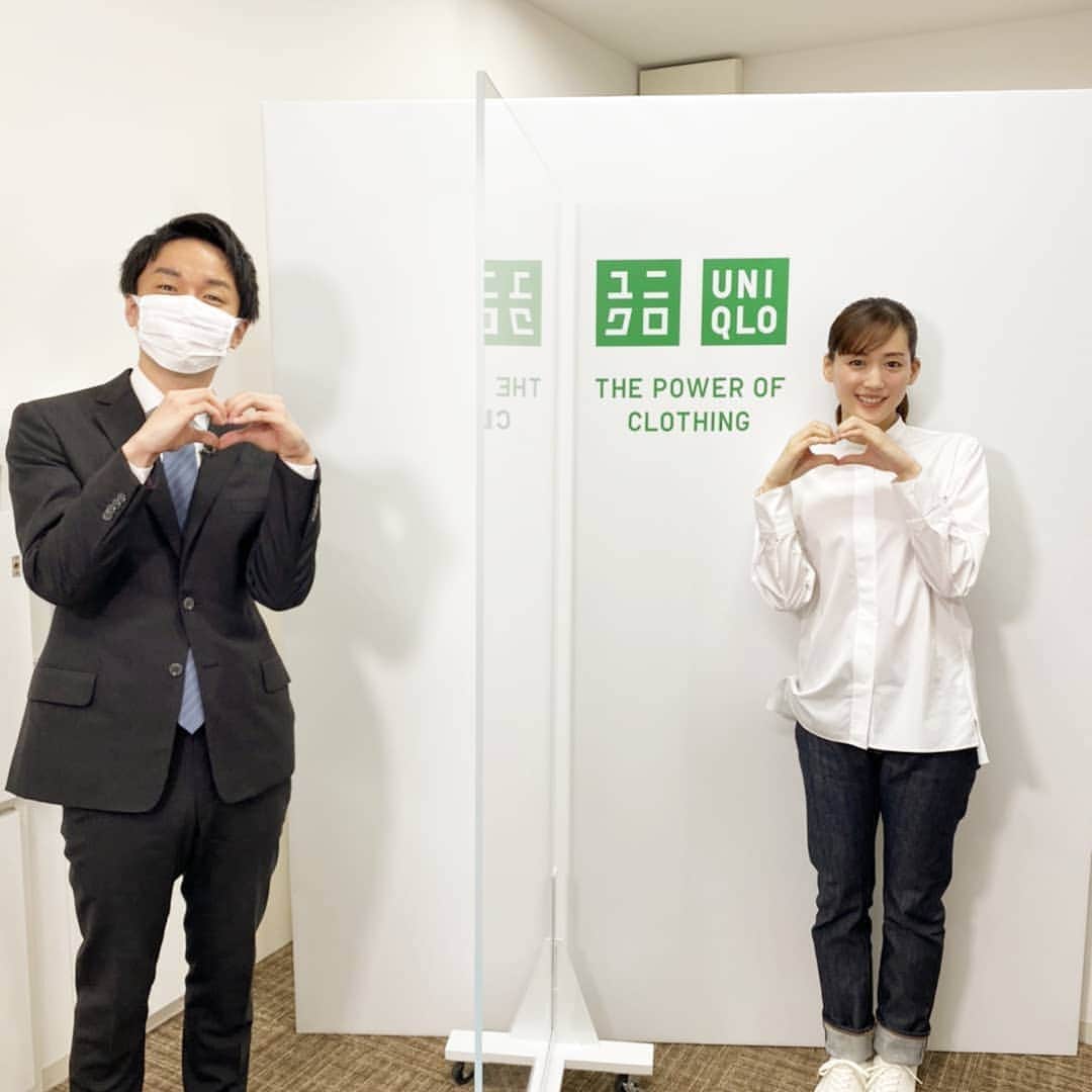 TBS「はやドキ！」のインスタグラム：「ユニクロのイベントに登場した綾瀬はるかさんを直撃🎤🏃🏻﻿ ﻿ 綾瀬さんは、共に登場した緑色に変わったドラえもんに興味津々でしたが、﻿ 「もふもふの毛の流れを崩さないようにあまり触らなかった」とのこと😂﻿ ﻿ 卒業シーズンということで、﻿ 綾瀬さんが卒業したいのは"撮影現場からお菓子を持って帰ること"﻿ なんと、ランドセルくらいの量が溜まっているようでした🎒﻿ ﻿ 綾瀬さんありがとうございました！﻿ ﻿ 渡部﻿ ﻿ ﻿ #綾瀬はるか さん﻿ #直撃🎤﻿ #渡部峻﻿ #アナウンサー﻿ #はやドキ﻿ #tbs」