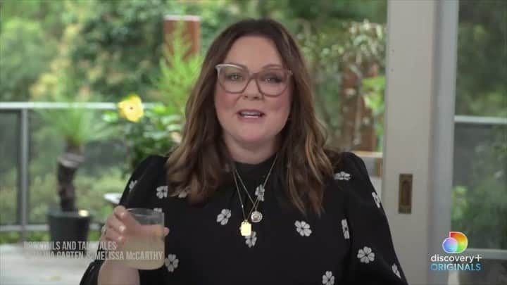 アイナ・ガーテンのインスタグラム：「I loved talking (and making cocktails!) with the amazing @melissamccarthy and I'm so excited for everyone to join the fun! "Cocktails and Tall Tales" will be available to stream on @discoveryplus this Friday, March 26!  See you there!!!」