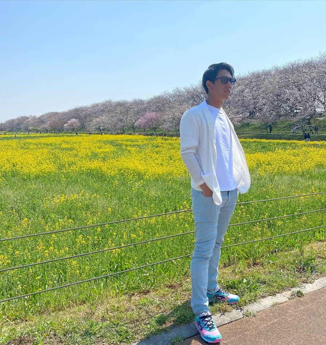 荒波翔さんのインスタグラム写真 - (荒波翔Instagram)「去年も訪れた場所に、桜と菜の花を見に行って来ました🌸  久々に仕事以外の外出で良い気分転換になりました😆  明日から神奈川フューチャードリームス3泊4日のキャンプ⚾️  普段、一日中グランドでの練習が出来ないので、一日使えるこのキャンプでしっかりと追い込んでいい状態でシーズンを迎えれるようにしたい🏃‍♂️  少しでも選手が、良い時間を過ごせるよう考え、全力でサポート出来るよう頑張ります🤗  asicssportstyleの桜カラーでコーディネートしました👟  #桜  #桜道  #菜の花  #散歩  #気分転換  #良い天気  #asicssportstyle  #キャンプ  #追い込む #桜カラー  #コーディネート」3月24日 23時54分 - shoshoshonosho.4