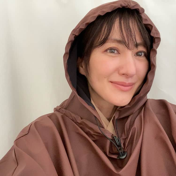 前田ゆかのインスタグラム：「いい感じにデトックス✨  popupエステサロンを神宮前で開催中の モデルでエステシャン、漢方スタイリストの #芦田桂子 ちゃん @keiko_ashida  のラグジュアリーよもぎ蒸し体験へ やっと行ってきました❗️  カラダを温め巡りをアップさせてくれる体調に合わせた漢方とよもぎをブレンドして特別に作ってくれます。  スチームがカラダの芯から温めて血行促進、久しぶりに大量発汗✨こんなに汗が出るの？というくらいからだに溜まったものをデトックスするので、 たまらなく気持ちよく1日の疲れを取り除いてくます！  終わった後はカラダが軽い✨✨✨  撮影前にまた行きたいな！  桂子ちゃんのpopupエステサロンは人気が高く来月も延長で開催されるそうですよ！  この機会にぜひ🤍 @graces_beaute  @natural_forme  こちらのアカウントでスケジュールチェしてみてくださいね！  #よもぎ蒸し #yomogi  #ラグジュアリーよもぎ蒸し #エステサロン #エステ #デトックス #美容 #漢方スタイリスト #よもぎ酵素 #いい感じに蒸されました♪」