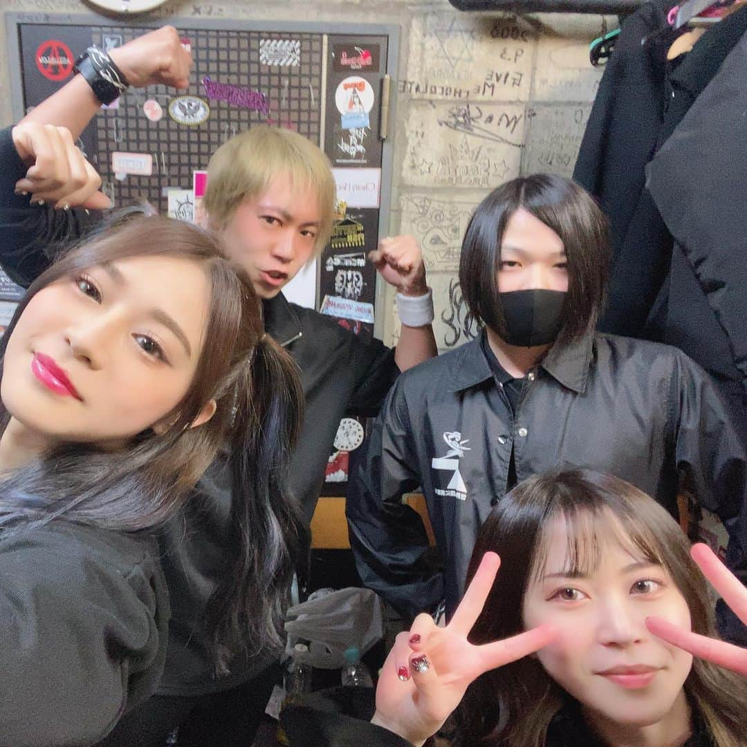 Raniさんのインスタグラム写真 - (RaniInstagram)「2021.3.23@渋谷チェルシーホテル  セットリスト 1REAL 2××警告 3花香 4Jealousy Complex 5JUMP  2020/11/8ぶりのライブ、、、 めちゃくちゃ久々でした、、、 今回はサポートにミサティーを迎え 事務所辞めてから初めての共演！ 元メンバーなんですねぇ🤣 動画は1曲めのREALです。  今回スタッフ撮影以外入れずで 完全ワンオペでどうなることやら と思っていたんだけど、 サポートメンバーの支えが めちゃくちゃ助かったー😭 本当にありがとう😭  やはり1番。ライブが1番。本当に。 息ができました。本当にありがとう。 メゲずに負けずにやってこうと思う やっぱり歌ってる時が1番好きだ。 ということでこれからもよろしくお願いしますね。  あ！ライブ映像がアーカイブで 2週間見れます！！よければぜひ！！  https://twitcasting.tv/_starlounge_/shopcart/63571  僕は3番めです🙆‍♂️  #rock #singer #rocksinger #japan #tokyo #live #livehouse #band #member #圧倒的幸 #rockband #fashion #ootd #makeup #hairarrange #bleu #black」3月25日 0時58分 - kou_aka_rani