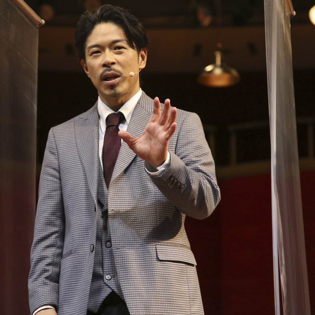 劇団EXILE 松組のインスタグラム：「本日 ミュージカル 「INTERVIEW〜誰か僕を助けて〜」 初日を迎える事が出来ました。 昼間にゲネプロ(本番同様の最終リハーサル)やってからの初日。 ゲネプロと言っても 各メディアの方々、関係者の方々が 観に来て頂いているので リハーサルと言っても、完全に本番と変わらない。 今回の舞台は1日に2公演がない。 と言う事は... 物凄く過酷。 喉が一発でやられるので 終わった後は声がカッサカサになってしまう。 なので 本日の初日を観て頂いた皆さんには 聞き苦しい場面があったら 本当に申し訳ないです。  ただ、それほど全力でぶつかっています。 いや、「戦っている」という表現の方があっているのかも。 今日はまだ初日を終えたばかり このまま最後まで挑んできます。 是非劇場で「戦っている」姿を そして、この作品を観て頂きたいと思います。 #interview誰か僕を助けて」