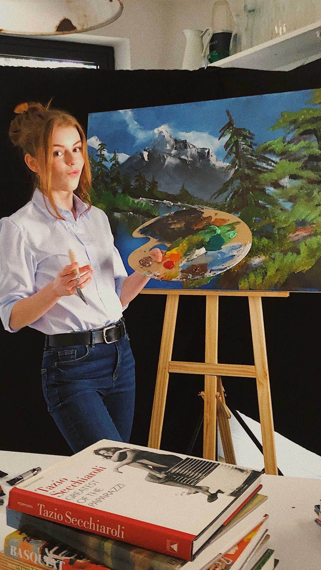 Amelia Gethingのインスタグラム：「#ad Even when super busy, I still make time for my favourite TV shows, Films and music! 💛 Great content has got us all through this past year, so support the things you love, and all the people that made it happen - by getting it right, from a genuine site @getitright #getitright」