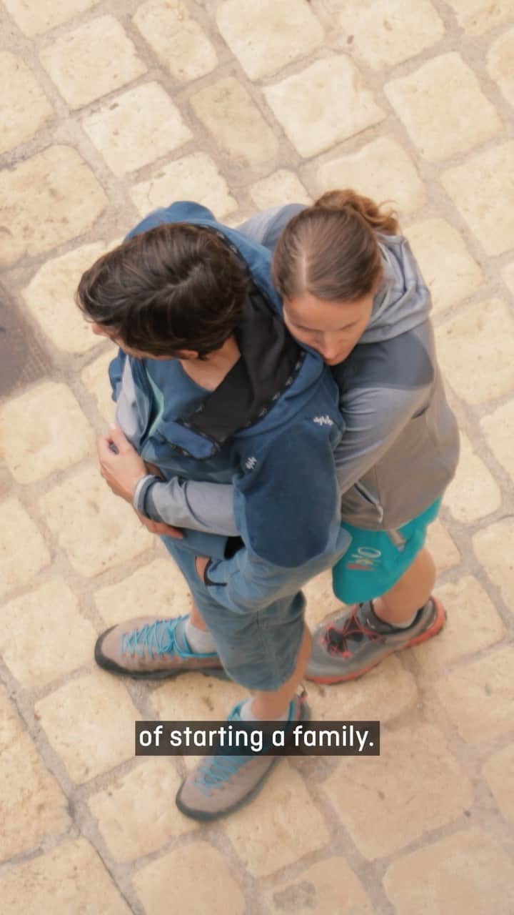 アンナ・シュテールのインスタグラム：「...I guess @kilifish and I are ready for a little change. Climbing has always been important, but we‘ve also had this wish of starting a family some time... So here we go- 9 months in and very excited about what‘s to come!! • #welcomeHOME #puremountain @salewa #foryourmountain @lasportivagram」