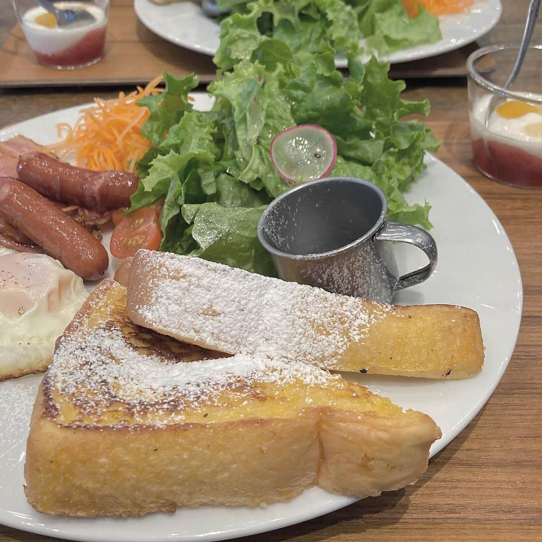 narumiのインスタグラム：「お家の近くのパン屋さんが不定期に開いてて、 大体わたしが行く時は、やってなくて。 その曖昧さが好きで通っちゃう  このフレンチトースト、なんだか盛れてなくない？でもふわふわもちもちで美味しかった〜〜 #多分角度逆」