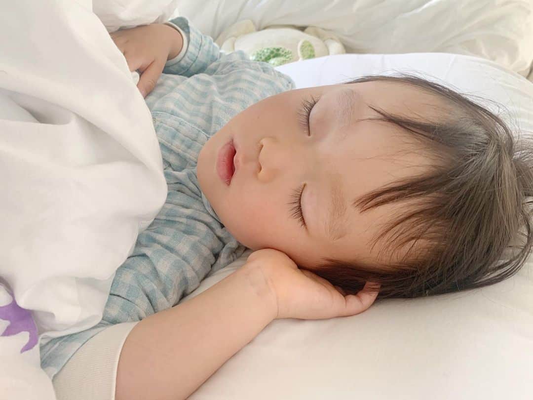 花盛友里のインスタグラム：「かわいいなぁ。まつ毛の長さが私の3倍はありますよ。  日々本当にやること多くて（家事ね、仕事は大好きだからいいの）毎日「わたしは掃除婦さ」ってゆうハウルのソフィーの言葉を反芻しながら生きてる。 あぁ、無給って辛い！！ ご飯こぼすから床掃除してたら頭足で蹴ってくるし！くそー！もうやだ！！何回やっても汚れる！！って発狂しそうになった時に思い出したの。  そうや、あたし昨日、お掃除ロボットポチったやん、、💕 高くて悩んでたけど、これは毎日やってる自分へのご褒美や！しかも、ブラーバと、掃除機のんと両方ポチったったよ！！働くぞー！笑  二人しか子供いないのになんで毎日2回も洗濯畳むんだろ、うちがおかしいの？！私以上に子供いる人いったいどうしてるの、、尊敬しかないよ。。  色々書いたけど寝顔が可愛いから許しちゃうよねー、子供ってずるいなぁ。」