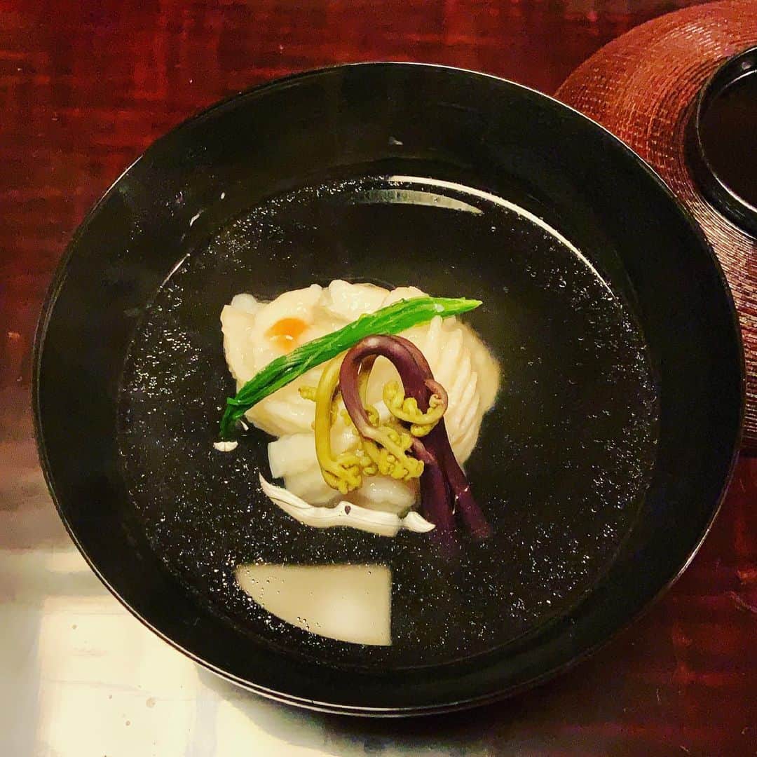 志摩有子さんのインスタグラム写真 - (志摩有子Instagram)「この時季だけの楽しみ。新橋笹田さんの筍料理。京都塚原の白い筍。生のまま切ると割れてしまうほど柔らかであくが全くない。直煮にした若竹煮がとにかく絶品。筍ご飯も大ぶりに切ってある。添えらたしぐれ煮と一緒に食せばお代わり必至。  #新橋笹田 #京味の系譜  #京都塚原産筍  #京都塚原産白子筍」4月22日 21時48分 - ariko418