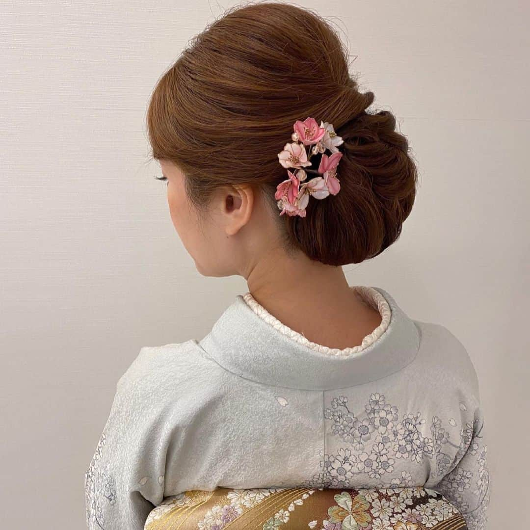 Tomoyo Kitamuraさんのインスタグラム写真 - (Tomoyo KitamuraInstagram)「先日のれいかママ♡ きれいめ毛流れシニヨンに✨  #ヘアメイク #プレ花嫁 #外注ヘアメイク #前撮り #2021夏婚  #ヘアセット #2021春婚」4月22日 21時51分 - tmy_o3.pugmi