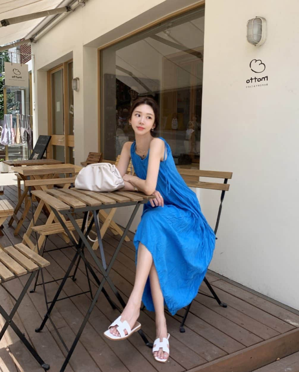 キム・ミニさんのインスタグラム写真 - (キム・ミニInstagram)「미세먼지 날려버릴 청량한 코발트블루 모음 💙 이렇게 오랜시간동안,  헤어스타일이 몇 번 바뀌는 동안에도  슬립드레스를 향한 저의 애정은 3년째 꾸준해요.  아니 지금도 더 상승하는 중 😆 매년 여름 10대부터 50대까지 - 44부터 66까지,  편하고 예쁜 옷 고르기 힘든 임산부 고객님들까지!  정말 모든 분들에게 폭넓게 사랑받는 원피스는 스페셜슬립드레스가 유일한 것 같아요🙊💕  깨끗하게 만들어서 잘 보내드릴게요:)   아, 그리고 어제 우연히 한 고객님 댓글보고 머릿속 형광등이 반짝 💡   심심하면 요 원피스에 허리끈도 하실 수 있게  어깨 리본과 똑같은 끈을 한번 만들어보려고요 ! 이미 갖고 계신 분들, 지금 주문하시는 분들 모두에게 아주 유용할 거예요 👍🏻  #일이너무좋음  #벌써10시인데아직도에너지넘침」4月22日 21時59分 - mimiwor