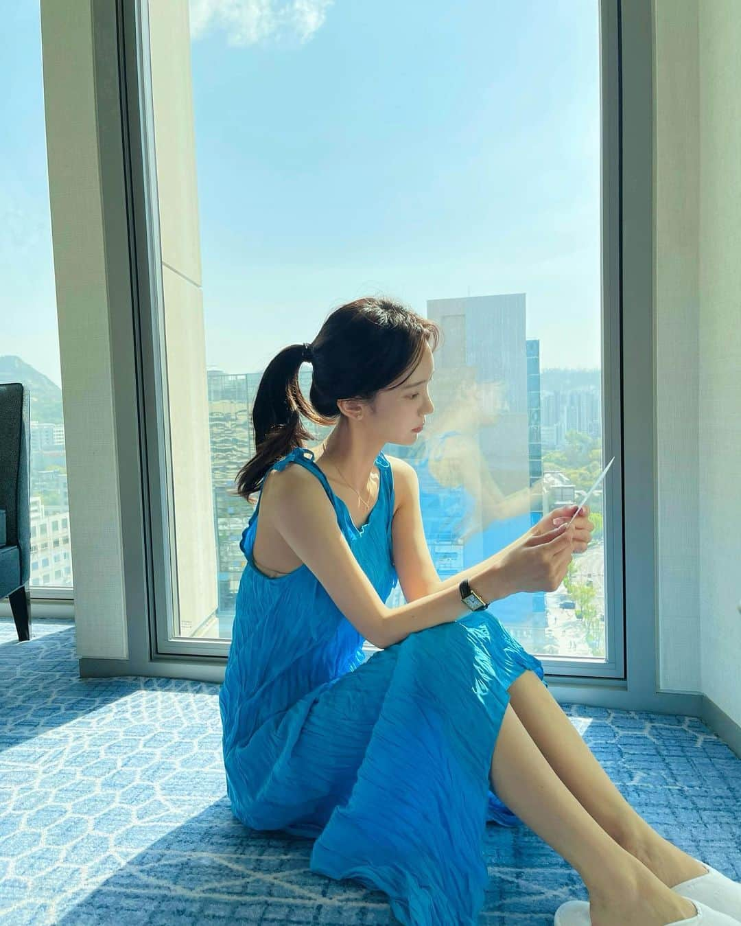 キム・ミニさんのインスタグラム写真 - (キム・ミニInstagram)「미세먼지 날려버릴 청량한 코발트블루 모음 💙 이렇게 오랜시간동안,  헤어스타일이 몇 번 바뀌는 동안에도  슬립드레스를 향한 저의 애정은 3년째 꾸준해요.  아니 지금도 더 상승하는 중 😆 매년 여름 10대부터 50대까지 - 44부터 66까지,  편하고 예쁜 옷 고르기 힘든 임산부 고객님들까지!  정말 모든 분들에게 폭넓게 사랑받는 원피스는 스페셜슬립드레스가 유일한 것 같아요🙊💕  깨끗하게 만들어서 잘 보내드릴게요:)   아, 그리고 어제 우연히 한 고객님 댓글보고 머릿속 형광등이 반짝 💡   심심하면 요 원피스에 허리끈도 하실 수 있게  어깨 리본과 똑같은 끈을 한번 만들어보려고요 ! 이미 갖고 계신 분들, 지금 주문하시는 분들 모두에게 아주 유용할 거예요 👍🏻  #일이너무좋음  #벌써10시인데아직도에너지넘침」4月22日 21時59分 - mimiwor