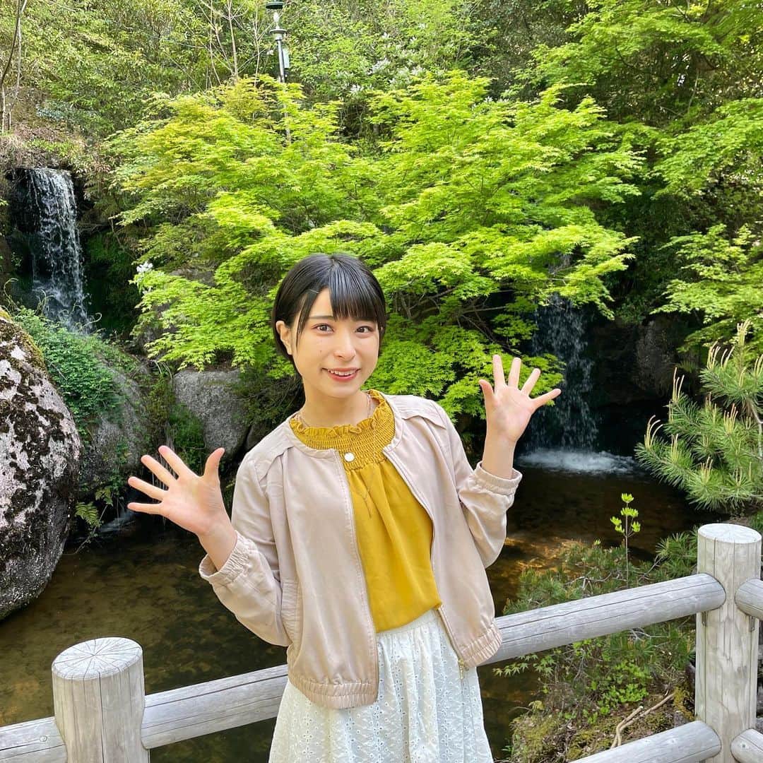 かほなんのインスタグラム：「今日のわっち🌳  とある雑誌の撮影でした また発表するねん☕️☕️  山道あったら入りたくなっちゃって、スカートたくし上げてずんずか歩いちゃう……まあいっか〜〜さばいどるだもの〜〜〜☺️  おやすみ💤  #さばいどる #かほなん」