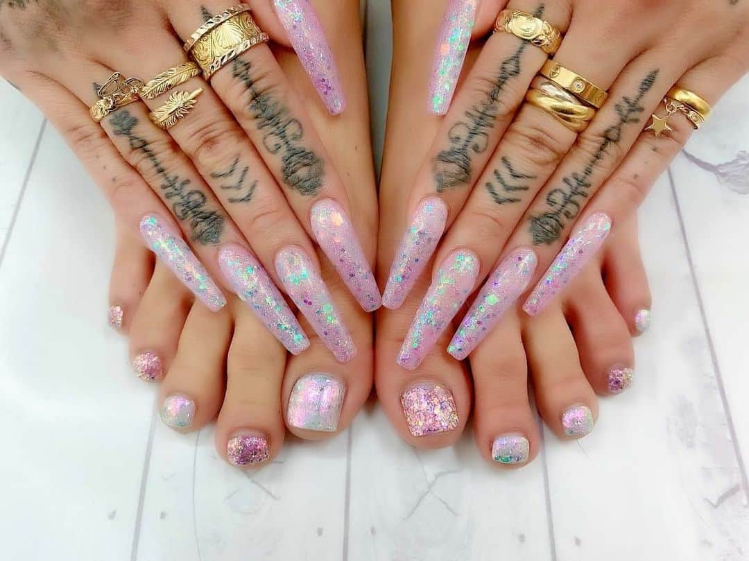 のインスタグラム：「.  New nails💅💜💜  hand→ @beach_iku  @beach_nailsalon   foot→ @bob_nali   いつもお気に入りなんだけど今回手も足もめっちゃ好き🥺💜 本当キラキラで可愛すぎる🎉 私のネイルはずっといくちゃんとボブちゃんにしか任せられない🥰  足はボブちゃんに死ぬほど角質取り頑張ってもらってツルツルでかかとも柔らかくなった🦶🏾✨ 毎回角質取りはしてるんだけど絶対やった方がいいよ😌✌🏾  ピアスも手作りで沢山可愛いのあるから　@bob_nali 見てみてね💋  いくちゃんボブちゃんいつも可愛いネイルしてくれてありがと💜  #nail #nails #newnail #ネイル　#mananail #newnails」
