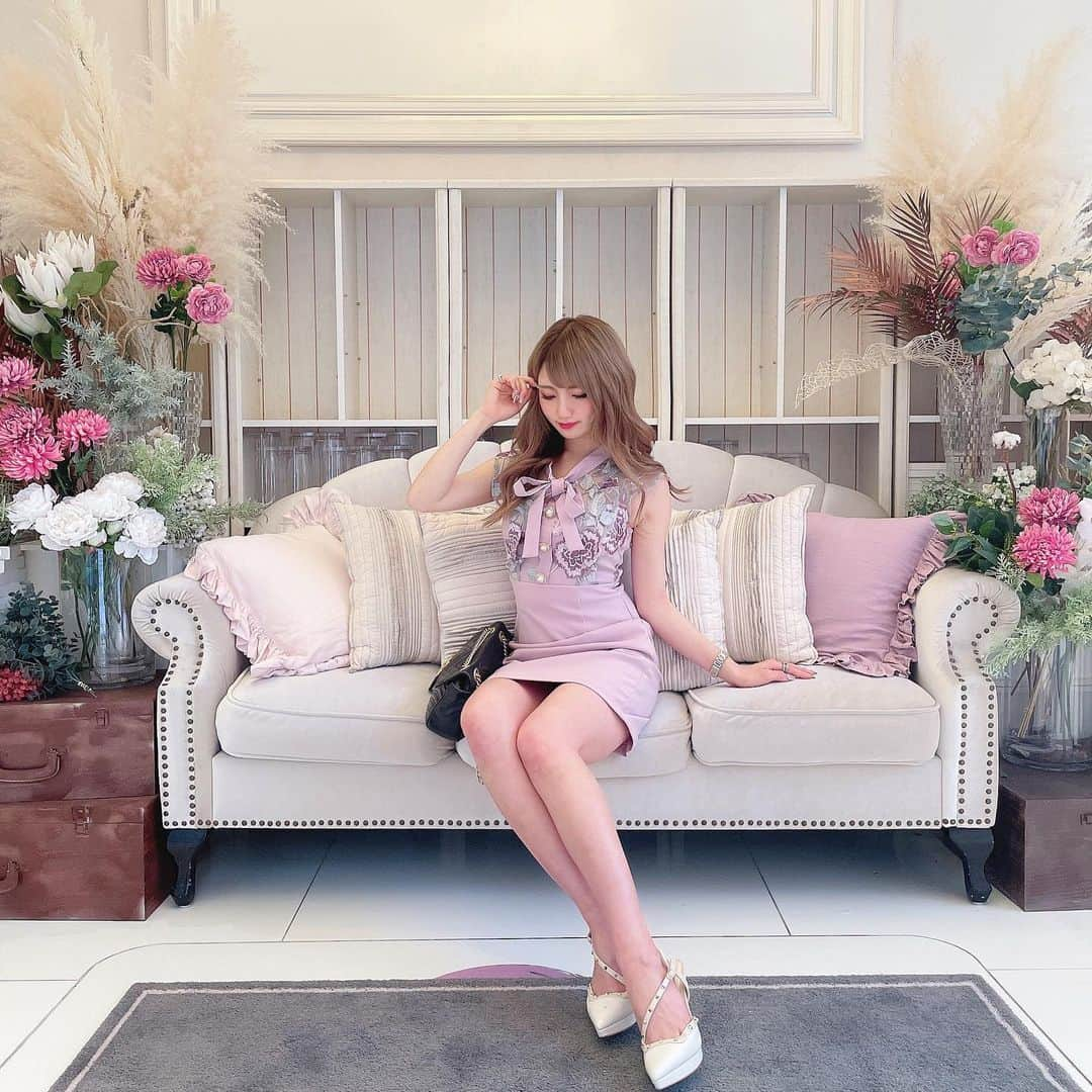 まゆぴちゅーさんのインスタグラム写真 - (まゆぴちゅーInstagram)「きゃわいいドレスコーデ👗💓  ここの場所の雰囲気にめちゃ合ってた♡ このドレスは、日本一のドレス通販サイトの @dazzy_official  のだよー🎀💓！！  胸元のレースとリボンが可愛くて、 体のラインも綺麗に見えてスタイルアップできる💋  初めてキャバドレス的なの買ったけど テンションあがっちゃうね🙈💓 この日の投稿はまたあげます( ⸝⸝⸝⁼̴́◡︎⁼̴̀⸝⸝⸝)♡  ちなみに、 私の投稿見てくれてる方でキャバ嬢さんいます？？♡ (何人かお友達いるけど…🤔✨)  ドレス必須なキャバ嬢さん❗️ @dazzy_official は、会員登録すると ドレス1着もらえるよ♡♡♡ぜひ✔して下さい💋 . . . #dazzy #dazzystore #ドレス #キャバ嬢 #キャバドレス #キャバドレス通販 #ドレスコーデ #タイトスカート #タイトワンピース #スタイルアップ #1000万分支援 #ラウンジドレス #ラウンジ嬢 #ミニスカート #お姫様気分 #アフタヌーンティー #銀座カフェ #セントラファエロチャペル銀座 #二次会コーデ  #二次会ドレス #結婚式コーデ #きれいめコーデ」4月22日 22時22分 - mayu_03pichu