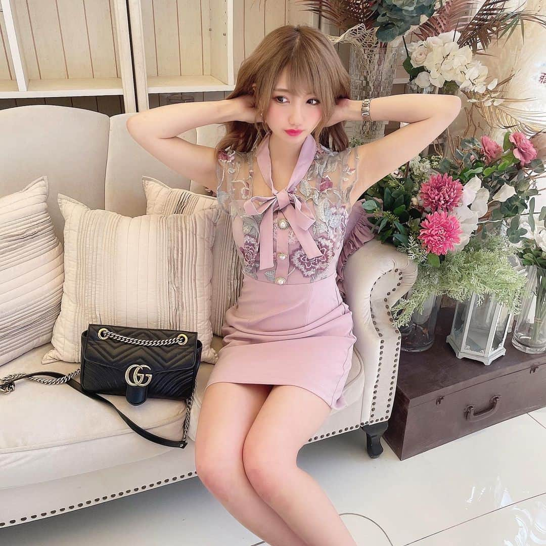 まゆぴちゅーさんのインスタグラム写真 - (まゆぴちゅーInstagram)「きゃわいいドレスコーデ👗💓  ここの場所の雰囲気にめちゃ合ってた♡ このドレスは、日本一のドレス通販サイトの @dazzy_official  のだよー🎀💓！！  胸元のレースとリボンが可愛くて、 体のラインも綺麗に見えてスタイルアップできる💋  初めてキャバドレス的なの買ったけど テンションあがっちゃうね🙈💓 この日の投稿はまたあげます( ⸝⸝⸝⁼̴́◡︎⁼̴̀⸝⸝⸝)♡  ちなみに、 私の投稿見てくれてる方でキャバ嬢さんいます？？♡ (何人かお友達いるけど…🤔✨)  ドレス必須なキャバ嬢さん❗️ @dazzy_official は、会員登録すると ドレス1着もらえるよ♡♡♡ぜひ✔して下さい💋 . . . #dazzy #dazzystore #ドレス #キャバ嬢 #キャバドレス #キャバドレス通販 #ドレスコーデ #タイトスカート #タイトワンピース #スタイルアップ #1000万分支援 #ラウンジドレス #ラウンジ嬢 #ミニスカート #お姫様気分 #アフタヌーンティー #銀座カフェ #セントラファエロチャペル銀座 #二次会コーデ  #二次会ドレス #結婚式コーデ #きれいめコーデ」4月22日 22時22分 - mayu_03pichu