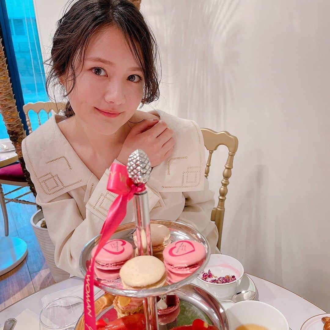 トリンドル瑠奈さんのインスタグラム写真 - (トリンドル瑠奈Instagram)「@fredjewelry と @maisonladuree のコラボアフタヌーンティーでフランボワーズのケーキをぺろり😋🧁  可愛いくて美味しくて、最強でした。✨」4月22日 22時23分 - tori_luna0310