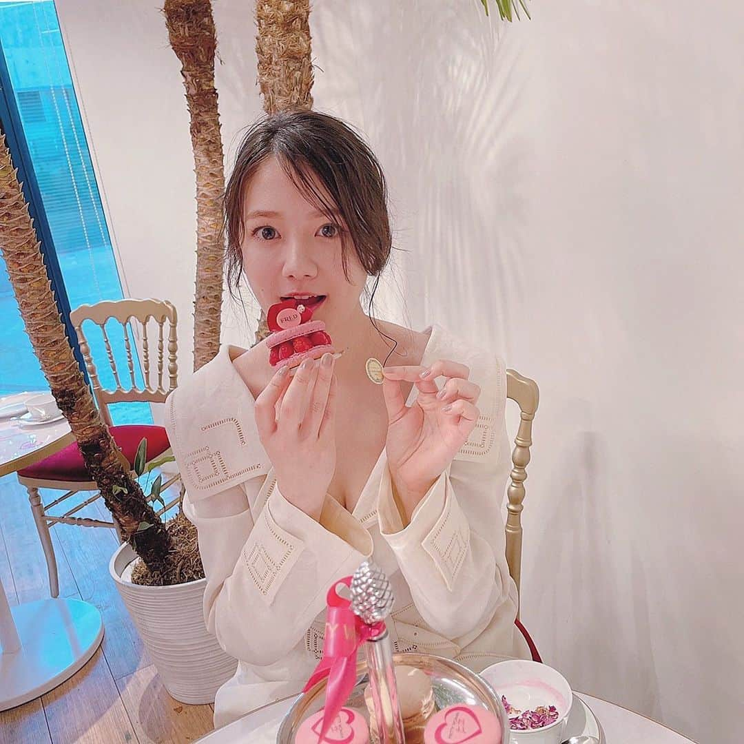 トリンドル瑠奈さんのインスタグラム写真 - (トリンドル瑠奈Instagram)「@fredjewelry と @maisonladuree のコラボアフタヌーンティーでフランボワーズのケーキをぺろり😋🧁  可愛いくて美味しくて、最強でした。✨」4月22日 22時23分 - tori_luna0310