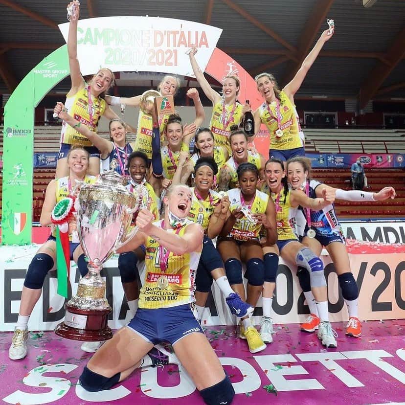 キンバリー・ヒルのインスタグラム：「Campioni d’Italia 😏」
