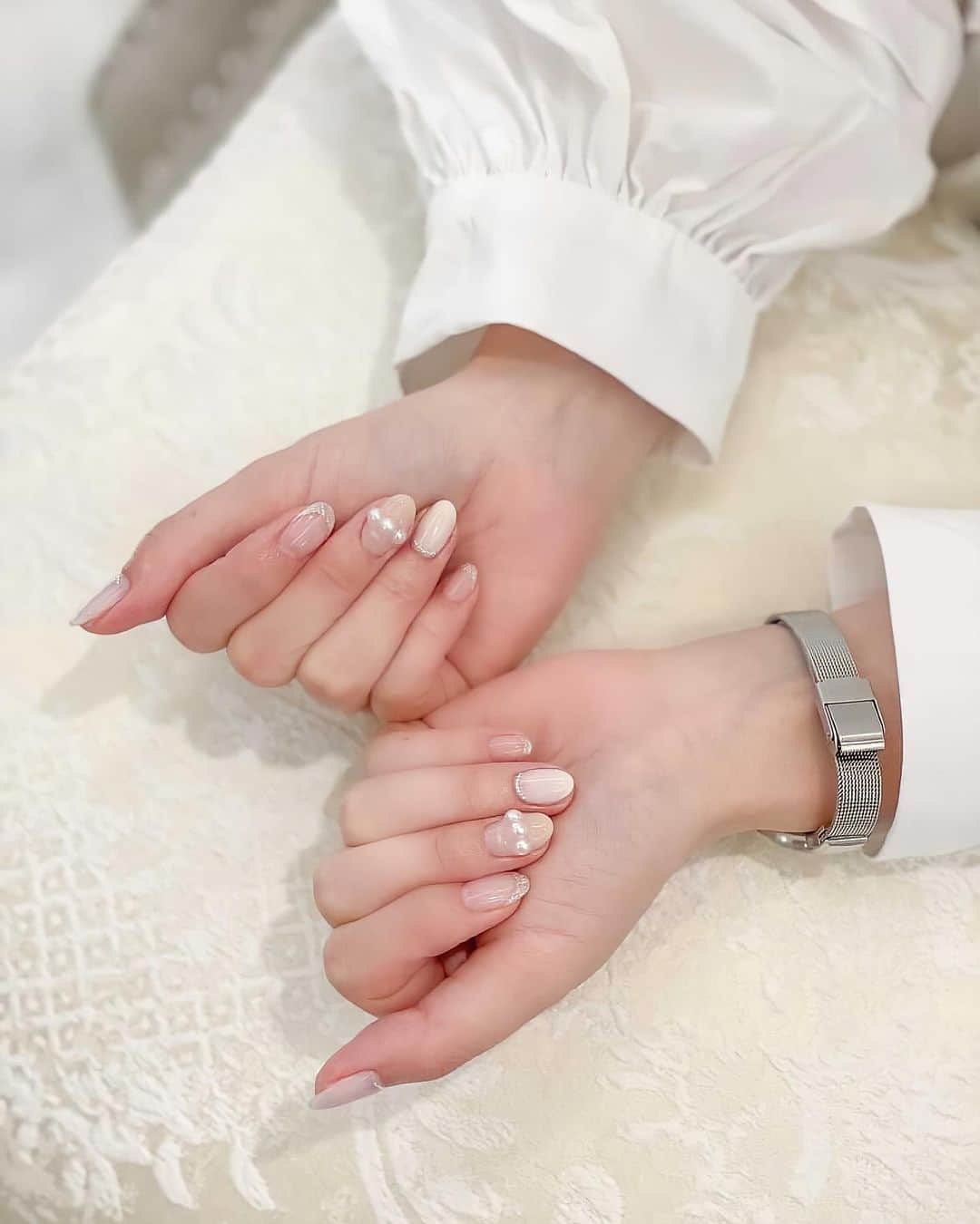 瀬戸早妃さんのインスタグラム写真 - (瀬戸早妃Instagram)「大好きなネイルサロンに行ってきました @kisskiss.ginza 💅 . しばらくやめていたジェルネイルを また継続したいと思わせてくれたネイルサロン…💕 内装やインテリアに、オーナー様のこだわりが詰まった素敵な空間✨そして素敵なスタッフ様たち😢✨ . 幸せな気持ちになれること間違いなし❣️ ここは通わずにはいわれません♪ . いつもやっている宝塚の花組ポーズで撮った写真がいちばん盛れていました🌸うれぴい🐣 . デザインも可愛くて綺麗で長持ちするのに コスパもとっても良くてありがたいのです🥲💕 皆さんもぜひ行かれてみてくださいね！ （東京宝塚劇場からも歩いて5〜6分くらいの立地です🏰）　 . ※帰り道、嬉しくてずーっと写真や動画を撮りまくってしまいました…手元が可愛いってこんなにテンションあがるものなのですね💕うふふ。 . #kisskissnails #kisskissネイル #ネイルサロン #nailart #nailsalon #ネイルアート #ジェルネイル #銀座サロン #美容 #美容day #銀座 #宝塚 #花組ポーズ」4月22日 22時32分 - plievesaki