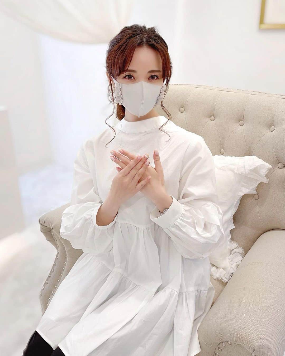 瀬戸早妃さんのインスタグラム写真 - (瀬戸早妃Instagram)「大好きなネイルサロンに行ってきました @kisskiss.ginza 💅 . しばらくやめていたジェルネイルを また継続したいと思わせてくれたネイルサロン…💕 内装やインテリアに、オーナー様のこだわりが詰まった素敵な空間✨そして素敵なスタッフ様たち😢✨ . 幸せな気持ちになれること間違いなし❣️ ここは通わずにはいわれません♪ . いつもやっている宝塚の花組ポーズで撮った写真がいちばん盛れていました🌸うれぴい🐣 . デザインも可愛くて綺麗で長持ちするのに コスパもとっても良くてありがたいのです🥲💕 皆さんもぜひ行かれてみてくださいね！ （東京宝塚劇場からも歩いて5〜6分くらいの立地です🏰）　 . ※帰り道、嬉しくてずーっと写真や動画を撮りまくってしまいました…手元が可愛いってこんなにテンションあがるものなのですね💕うふふ。 . #kisskissnails #kisskissネイル #ネイルサロン #nailart #nailsalon #ネイルアート #ジェルネイル #銀座サロン #美容 #美容day #銀座 #宝塚 #花組ポーズ」4月22日 22時32分 - plievesaki
