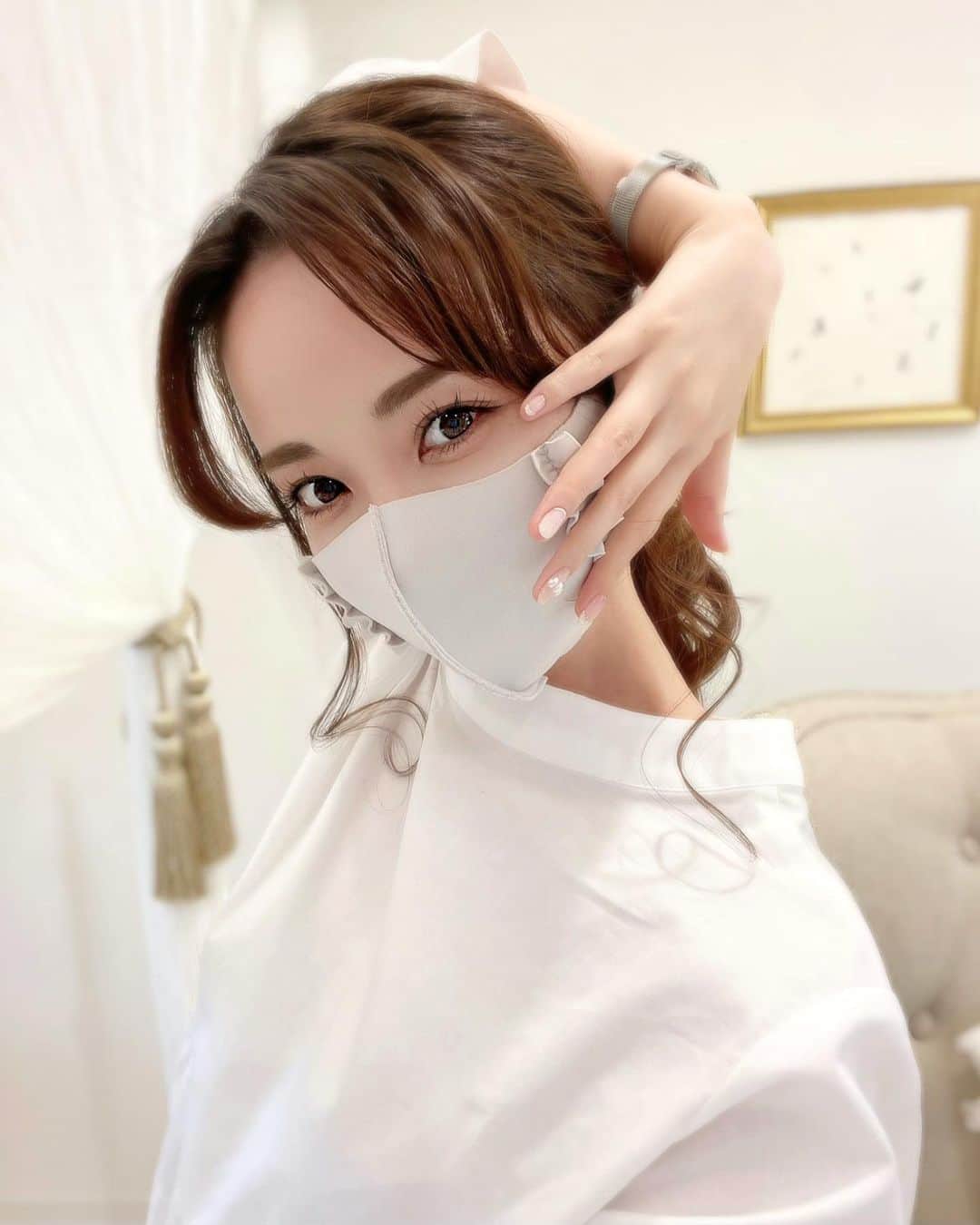瀬戸早妃のインスタグラム：「大好きなネイルサロンに行ってきました @kisskiss.ginza 💅 . しばらくやめていたジェルネイルを また継続したいと思わせてくれたネイルサロン…💕 内装やインテリアに、オーナー様のこだわりが詰まった素敵な空間✨そして素敵なスタッフ様たち😢✨ . 幸せな気持ちになれること間違いなし❣️ ここは通わずにはいわれません♪ . いつもやっている宝塚の花組ポーズで撮った写真がいちばん盛れていました🌸うれぴい🐣 . デザインも可愛くて綺麗で長持ちするのに コスパもとっても良くてありがたいのです🥲💕 皆さんもぜひ行かれてみてくださいね！ （東京宝塚劇場からも歩いて5〜6分くらいの立地です🏰）　 . ※帰り道、嬉しくてずーっと写真や動画を撮りまくってしまいました…手元が可愛いってこんなにテンションあがるものなのですね💕うふふ。 . #kisskissnails #kisskissネイル #ネイルサロン #nailart #nailsalon #ネイルアート #ジェルネイル #銀座サロン #美容 #美容day #銀座 #宝塚 #花組ポーズ」