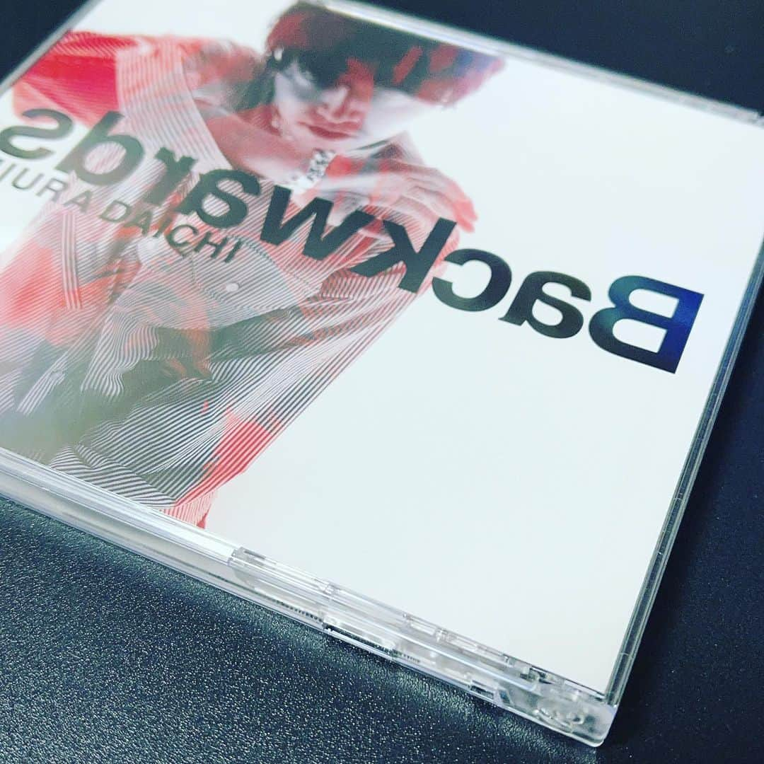 兄者さんのインスタグラム写真 - (兄者Instagram)「よく見るとCDケースも裏表が…？ にくい演出！」4月22日 22時34分 - anijya_2bro