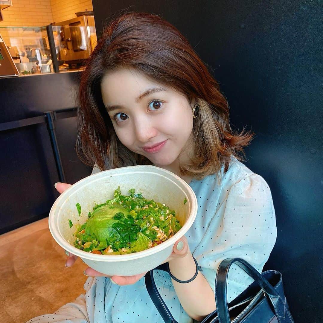 のインスタグラム：「キックボクシングの後は🥗ヘルシー✨ #crispsaladworks #カルメックス   夜はカップラーメンですけども☺️」