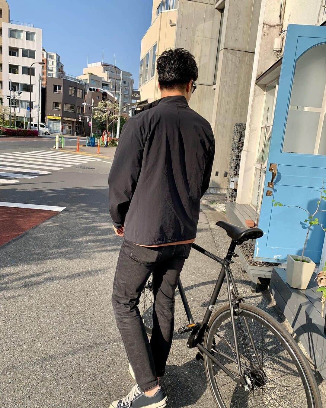 佐藤義朗のインスタグラム：「. 🚲😎  自転車移動の時は、 とにかく動きやすい服に、 ローテクスニーカー  #今週のジャケパンマン私服編 #元御三家」