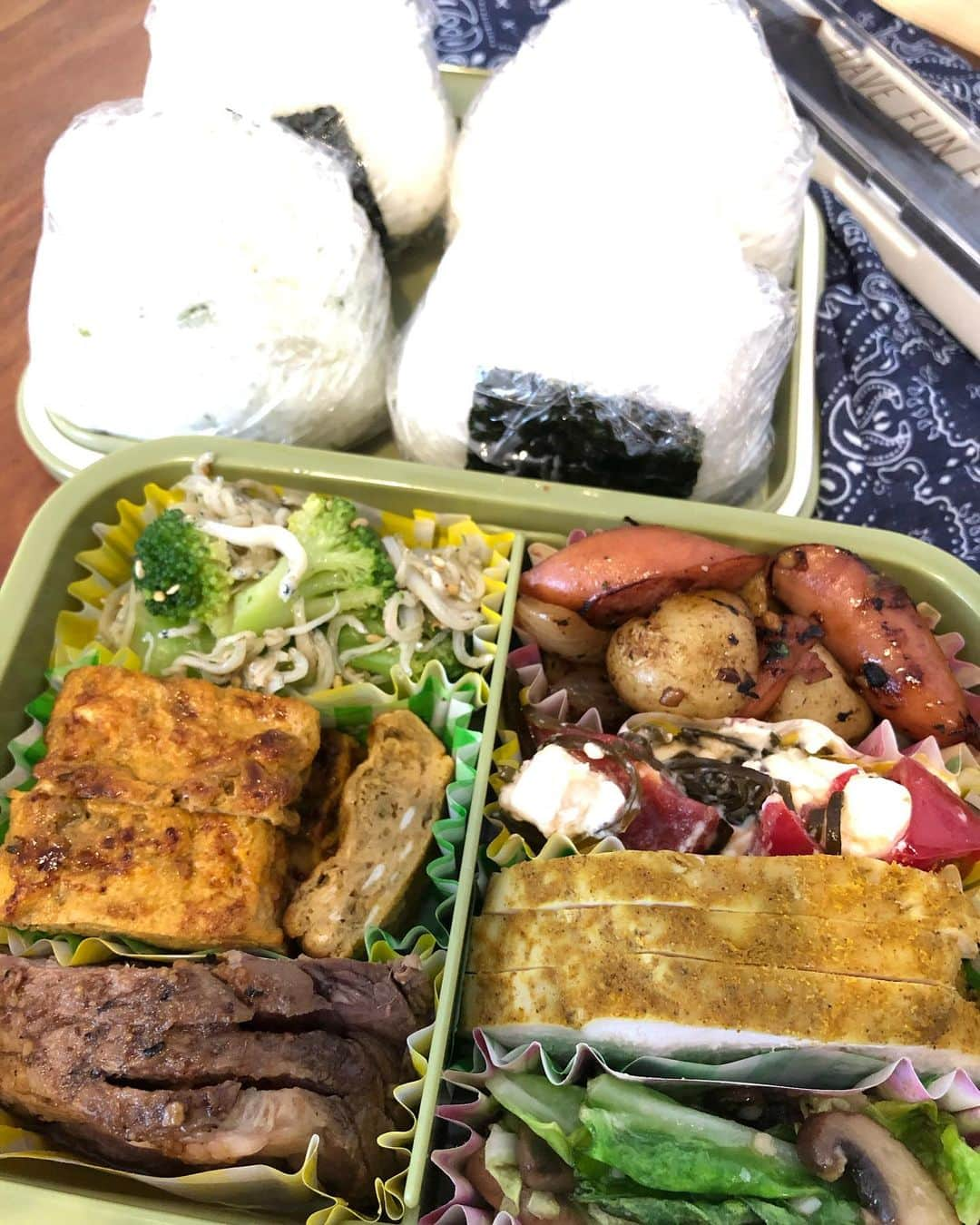 神咲詩織さんのインスタグラム写真 - (神咲詩織Instagram)「・ ・ ・本日のお弁当🍽👨🏽✨ ・ ・ ・ブロッコリーとシラスの麺つゆ和え ・海苔の佃煮の玉子焼き ・自家製ローストビーフ ・ウインナーのジャーマンポテト ・トマトとクリームチーズの塩昆布和え ・鶏胸肉の自家製サラダチキン(カレー味) ・春キャベツとマッシュルームのガーリックソテー ・おにぎり4種(明太子、鮭、マグロ昆布、のり塩ふりかけ) ・ ・ ・あげるの忘れてた🤣 ・ ・ ・本日は1日のーんびり出来ました✨ ・ ・ ・昨日今日の晩ご飯も載せ忘れないうちにこの後載せますねー🍽🙌 ・ ・ ・ #居酒屋こあら いざ#おべんとこあら #お弁当 #自炊 #👨🏽」4月22日 23時12分 - nexter_nippon