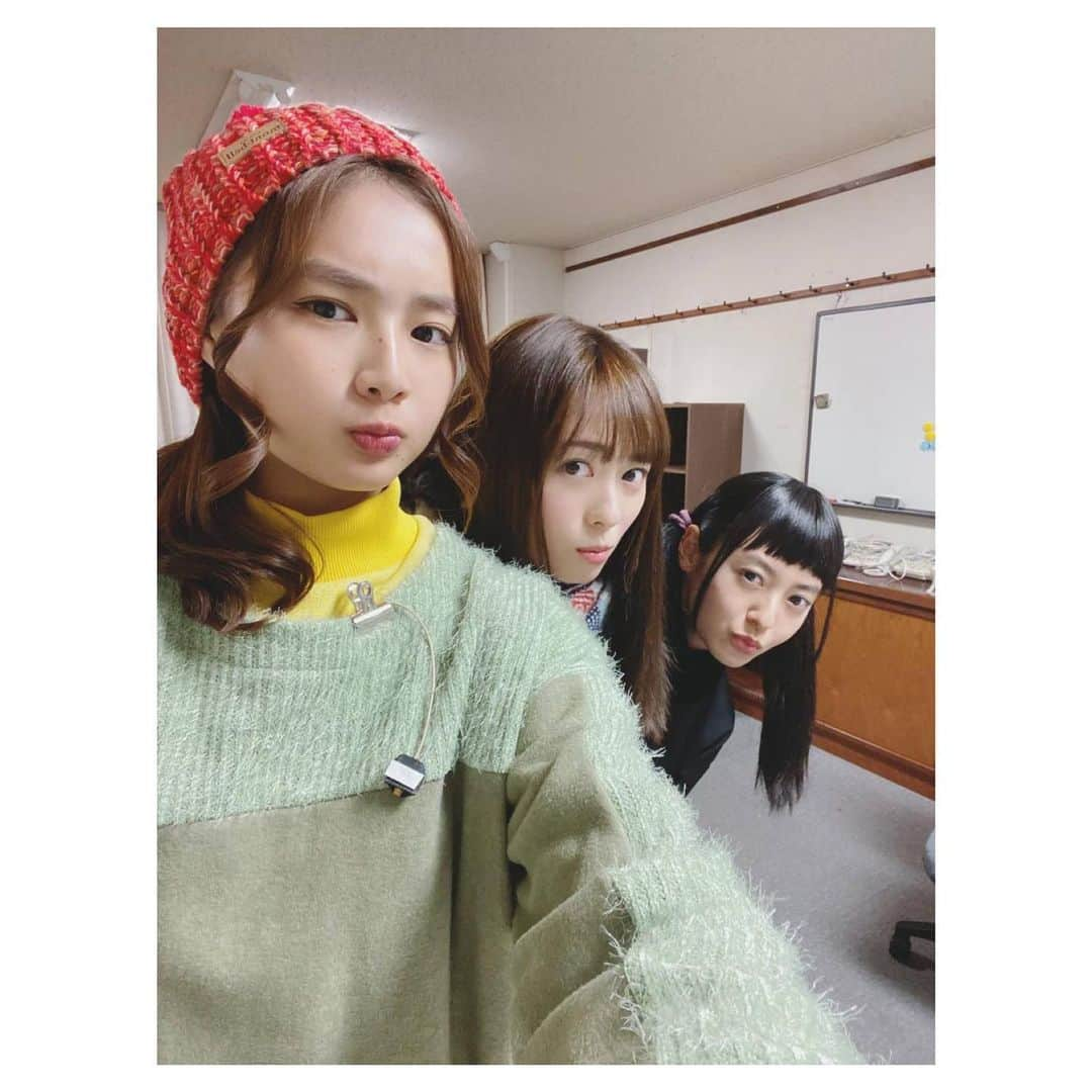 福原遥さんのインスタグラム写真 - (福原遥Instagram)「. 今夜0時30分からは#ゆるキャン2 第4話の放送です☺︎ 今夜は#千明 、#犬山 、#斎藤 ３人が、#おしゃれキャンプ をするため、シーズニング&塗装はがしをするんですが、、、 これが面白くて何度も笑ってしまいました😂 大好きなシーンです！ 今夜も是非、ゆるキャン△の世界にどっぷり浸かっていただけたら嬉しいです✨ 前話のおさらいは#Amazonプライムビデオ で！ #ゆるキャン△」4月22日 23時09分 - haruka.f.official