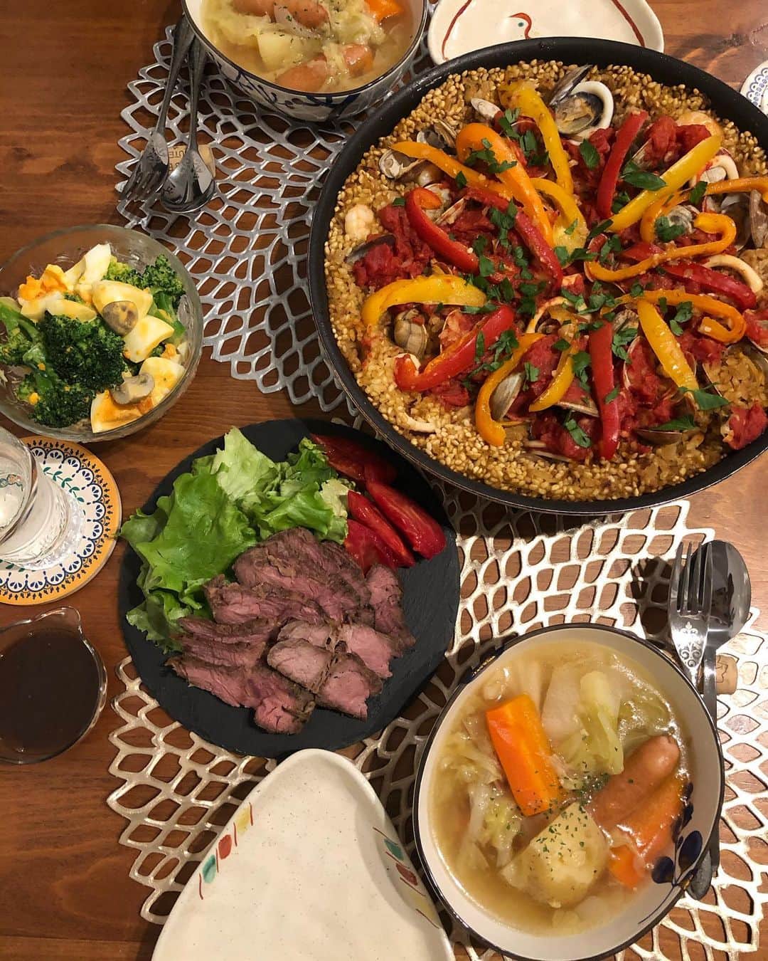 神咲詩織のインスタグラム：「・ ・ ・ ・昨夜の晩ご飯🍽✨(1枚目) ・ ・ ・ ・フライパンパエリア(海老、あさり、イカ、鶏もも肉、トマト、パプリカ) ・ポトフ(春キャベツ、新じゃがいも、新玉ねぎ、大根、人参、チョリソー、ベーコン) ・自家製ローストビーフとお野菜 ・ブロッコリーとマッシュルームとゆで卵のガーリックマヨサラダ ・ ・ ・ ・本日の晩ご飯🍽✨(2枚目) ・ ・ ・ ・フライパンパエリア(昨夜の) ・ポトフ(昨夜の) ・豚味噌ソテーとお野菜 ・ブロッコリーとマッシュルームとそら豆のアヒージョ ・ ・ ・ ・フライパンで簡単パエリア🥘 ・パエリアって大変そうなイメージあるけど意外と簡単に出来ちゃいます！ ・ ・お米もとがないし(お米とぐの嫌い🤡) ・ ・大体蒸し焼きで放置だし✨ ・ ・ ・そして何より見た目が派手だしお客様来た時とかにいいよね✨ ・ ・ ・パエリアとポトフは大量に作ったので2日間いただきました✨(楽だぜ！笑) ・ ・ ・和食が続いたのでガッツリ洋にしました✨ ・ ・ ・ #居酒屋こあら #晩ご飯 #自炊」