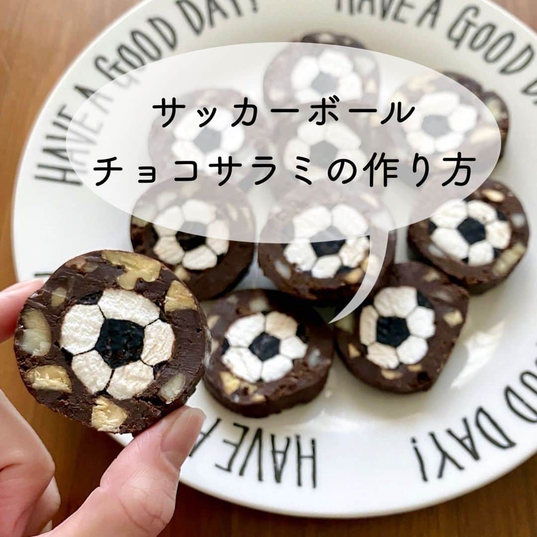 @i.K ◡̈*✧のインスタグラム：「こんばんは☪︎⋆｡˚✩ * * やるやる詐欺していた  サッカーボールのチョコサラミの作り方です*ˊᵕˋ* ★チョコ100g ★生クリーム 60g ★ナッツ　40g ★マシュマロ　お好みで … 今年、去年とバレンタインに作り 簡単だし子供達も大好き♡ DMでも沢山の作り方希望が多かったものです … 簡単に作り方は返していますが、ちゃんと写真で載せますねーーー！ って言っときながら2ヶ月も過ぎてしまい 本当申し訳ないです💦 🙇‍♀️🙇‍♀️🙇‍♀️🙇‍♀️🙇‍♀️ … サッカー⚽️好きさんはもちろん！ 描かなくてもOK マシュマロ刻んでもOK 他のキャラクターでもOK ハートのマシュマロでスヌーピーも可愛いですよ➳♡゛  プロテインの粉を一緒にチョコレート溶かす段階で入れ たまに補食感覚でもあげています🥰 特に長男 中学から帰ってきてクラブチームに行くまで1時間もないので、勉強しながらつまんでますŧ‹"ŧ‹"(*´༥` *)ŧ‹"ŧ‹" * *  #手作りおやつ #お菓子作り #おうちカフェ #コッタ #クッキングラム #デリスタグラマー  #暮らし #デリミア #ハンドメイド #バレンタイン #チョコサラミ #サカママ #サッカー少年 #サッカーボール #lin_stagrammer #Kaumo #instafood #foodpic #Kurashiru #IGersJP #handmade #delimia」