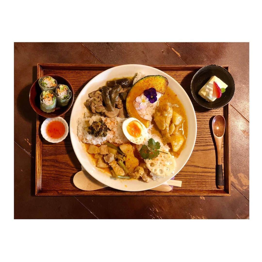 白戸ゆめのさんのインスタグラム写真 - (白戸ゆめのInstagram)「🌼 . きょうは企画取材で西粟倉村へ🌲 . 途中お昼ごはんに とっても素敵な雰囲気の古民家で アジアン料理を堪能しました🥰 . その名も「トライカレー」 グリーンカレー・マッサマンカレー・レッドカレー 3種類のカレーを一皿で💓 おいしかったです☺️ ごちそうさまでした🍴 . 最近木曜日は 岡山ロケが多いのです🙋‍♀️ いろんなところに 行けるようになって楽しいな💭 . #岡山 #西粟倉村 #あるの森 #ランチ #カレー  #タイ #タイ料理 #古民家 #トライカレー #グリーンカレー #マッサマンカレー #レッドカレー #香川から #往復6時間 #一旦兵庫も通過 #久々の遠出 #ロケ #寄り道 #カフェ」4月22日 23時34分 - yumeno.s_