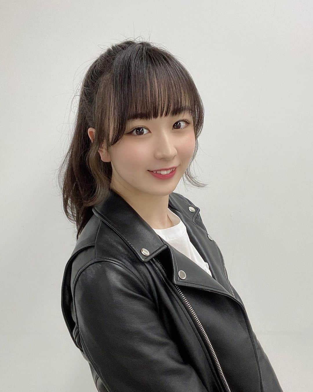 高田もものインスタグラム：「. えっほんとに夏？ . ってくらい暖かいのですが . 夏ですか？？？？？ . ポカポカだねえ〜 . かしこ . #高田もも #かしこってなに #かしこ #かみやど #ひらがなかみやど #instagood #instagram #ライダースジャケット #ライダースコーデ #ポニテ #ポニーテール #ポニーテールアレンジ #blackoutfit #あいどる #アイドル #idol #japaneseidol」