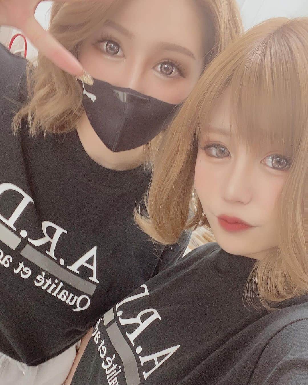 りこぴのインスタグラム：「先輩がアパレルブランド 立ち上げました🎉🎉🎉 興味ある方は是非🤔 @a.r.d_official2021」