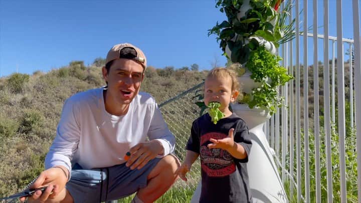 ナッシュ・グリアのインスタグラム：「HAPPY EARTH DAY 🌱💚♻️ New vlog, link in bio」