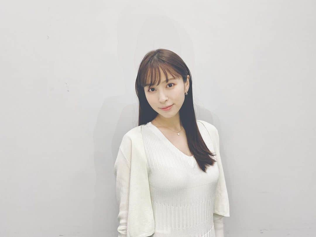 角谷暁子のインスタグラム：「今日は私服がまっしろでした。まっしろを着たい気分でした☺︎今夜もwbsご覧くださりありがとうございました。#wbs」