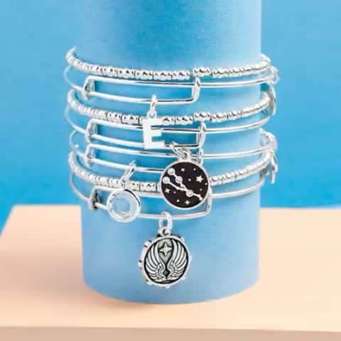 アレックスアンドアニのインスタグラム：「What’s the secret to stacking? Build your stack with symbols that are meaningful to you ✨」