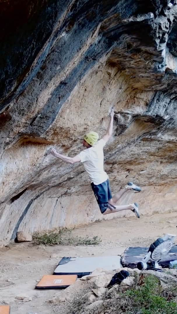 デイブ・グラハムのインスタグラム：「Went back to sector Floho a couple days last week and managed to climb @betoboulder ‘s awesome left entrance to a rig I established wayyy back in the day Bhai Bon 💎 A tricky trav on small pockets leads into a complicated cross into a crimp, then a strange footwalk and setup for the super classic crux jump 😍 Was so nice to be bouldering again after so much climbing on the rope!! I’m keen to go back and finish off the climbs I haven’t done yet, specifically Ull de Bruixes, a project of mine that @will_bosi recently freed at 8c 🔥 The past three weeks I dedicated my time to trying La Capella and came up empty handed 🤷‍♂️ I tried to ignore the extremely sub par conditions and rise above the weather but only ended up destroying my skin and getting super frustrated 😱 Having gone all in with this project means backing out now would just mean a total loss. I’m gonna keep making attempts, but mentally I struggle with my performance on the route 🤯 On a more positive and refreshing note, I made some great progress on Furia de Jabali, the new 9b. After dialing in some of the sequences that troubled me I began making tries from the start, and suprised myself with a decent one hang!! I managed to do the hardest move for myself from the start (a whopping 6 moves in 😂) fell on the next move, then took it to the top from there. Super syked to give this one more effort; the rock is a bit more adherent which makes it a bit less condition dependent than la Capella, and the moves suit my style of climbing a lot more 😅 As the season is inevitably coming to an end here im Catalunya we look onward to the next adventures hopefully in Switzerland and France. After such a long stint here in Spain it will be so exciting to enjoy a change of scenery and some fresh objectives 🙌🏻 Thanks for the spot @alizee_dufraisse and @mishka_volga 😘 @adidasterrex @fiveten_official @petzl_official @climb_up_officiel @frictionlabs @tensionclimbing @sendclimbing」