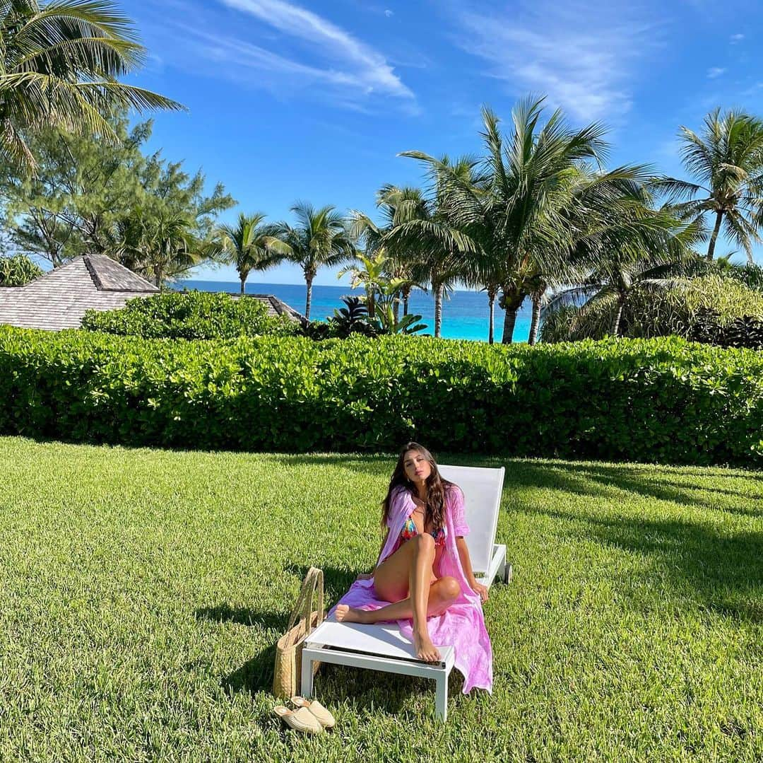 セリーヌ・ファラクさんのインスタグラム写真 - (セリーヌ・ファラクInstagram)「Happy 🌍 Day. Wish I was in Bahamas w/ a pina colada on the beach.」4月23日 3時48分 - celinefarach