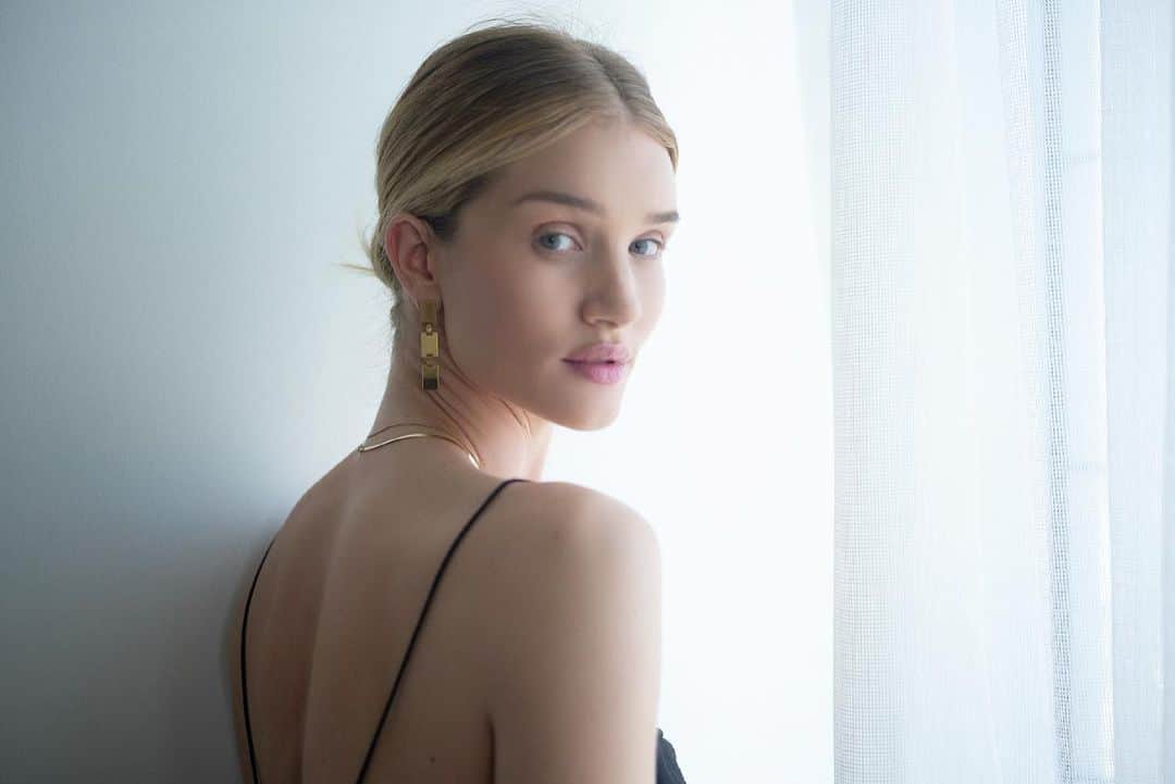 のインスタグラム：「Beautiful Rosie 🕊 I was truly afraid I would turn to stone taking this photo you are so fckn gorgeous 🌹 HAPPY BIRTHDAY ... May all your dreams come true my funny, stunning, clever friend. I love you! Xoxo」
