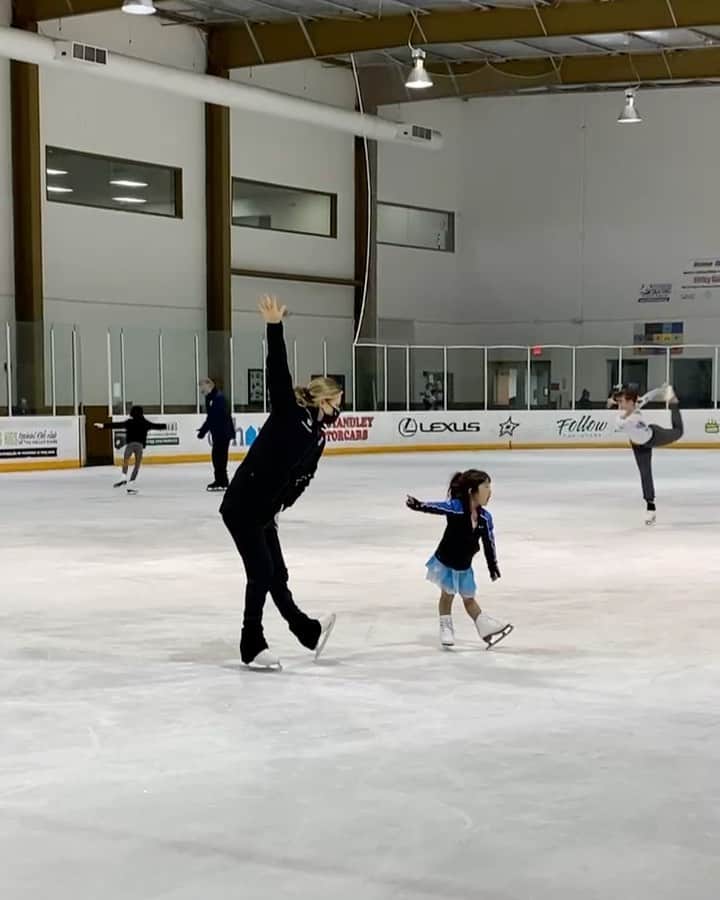 アシュリー・ケインのインスタグラム：「Adding choreographer to my resume 🙈 #bananachacha」