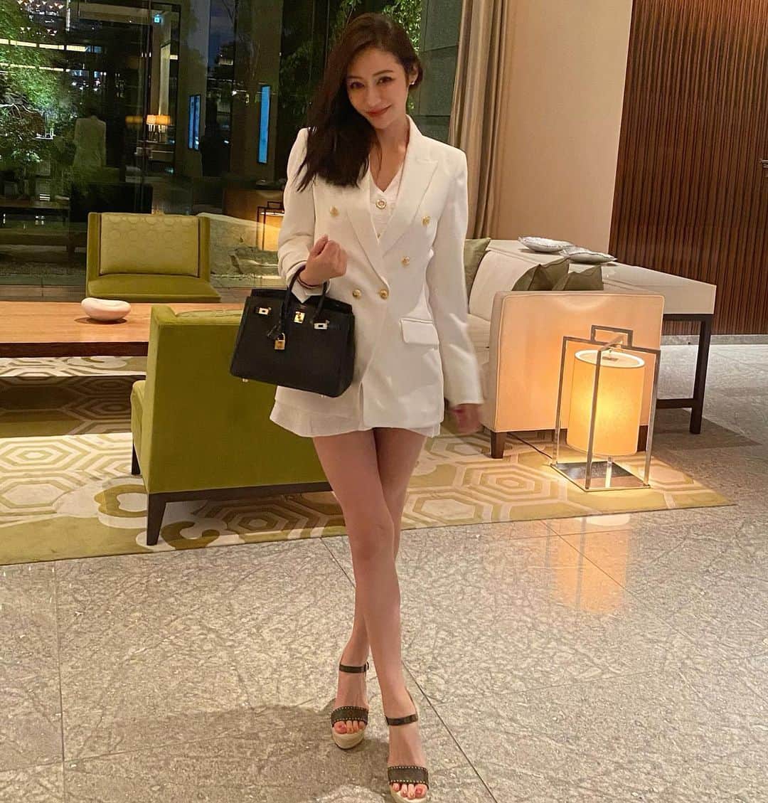 のインスタグラム：「イベントにご招待していただいたため昨日は少しドレスアップ⤴️   自分としては大好きなソ・イェジの「サイコだけど大丈夫」をイメージしてたんだけど 「どっちかというと麻薬王のクイーンオブザサウスだよ」だって😂　あれww  綺麗<極悪　らしい😂😂  ワンピース　ジャケット　@zara  サンダル　@louisvuitton   #zaraコーデ　#ドレスアップ　#ママコーデ　#アラサーコーデ　#春ファッション　#産後ダイエット　#パテックフィリップノーチラス #milamore #nautilus #ソイェジ　#patekphilippe」
