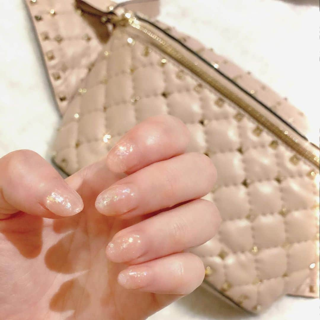 亜里沙さんのインスタグラム写真 - (亜里沙Instagram)「Kira kira pink mood💅 by @nailbymoney  亮亮的粉紅色也很可愛💖 我喜歡跟美甲師聊天的時間 也可以練習中文😚哈哈 你們也可以找她唷〜  手相はM型です。 もし見られる方居れば、お願いします🤲」4月19日 3時12分 - alisa_0302